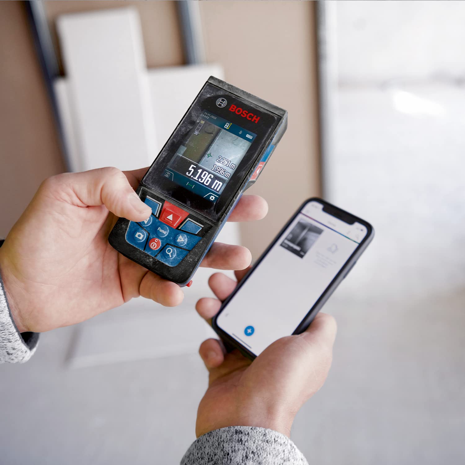 Bosch Professional télémètre Laser GLM 100-25 C (caméra intégrée, portée : Jusqu’à 100 m, Robuste, IP54, ± 1,5 mm*, 3 Piles AA, dragonne, Housse)