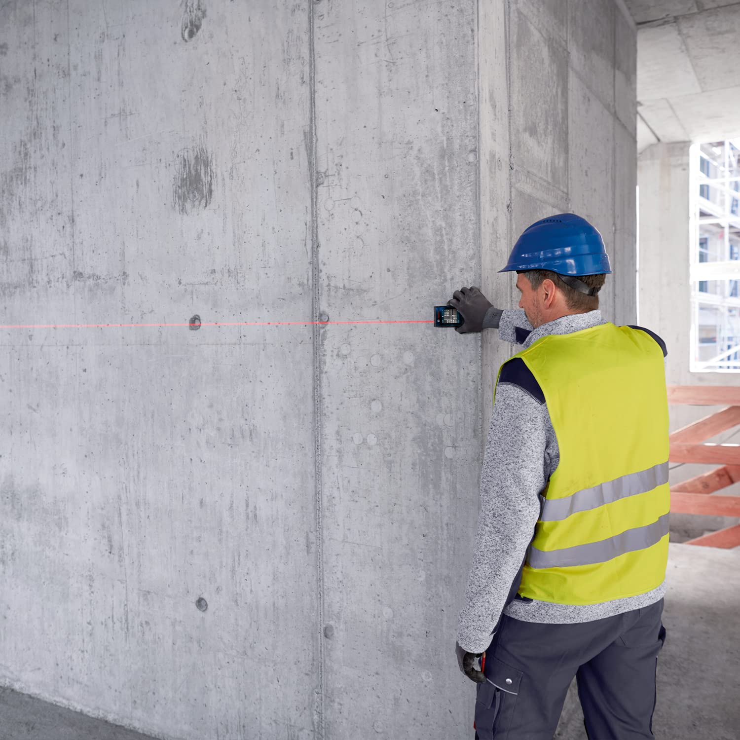 Bosch Professional télémètre Laser GLM 100-25 C (caméra intégrée, portée : Jusqu’à 100 m, Robuste, IP54, ± 1,5 mm*, 3 Piles AA, dragonne, Housse)